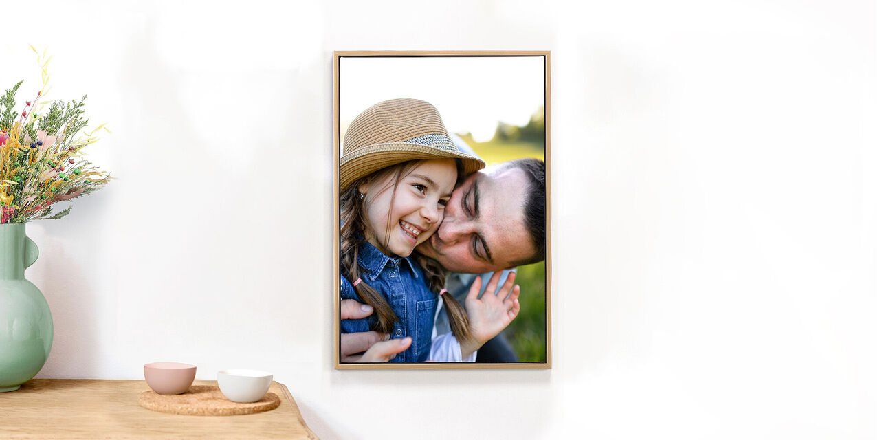 Bilde av far og datter henger på en hvit vegg med gullramme